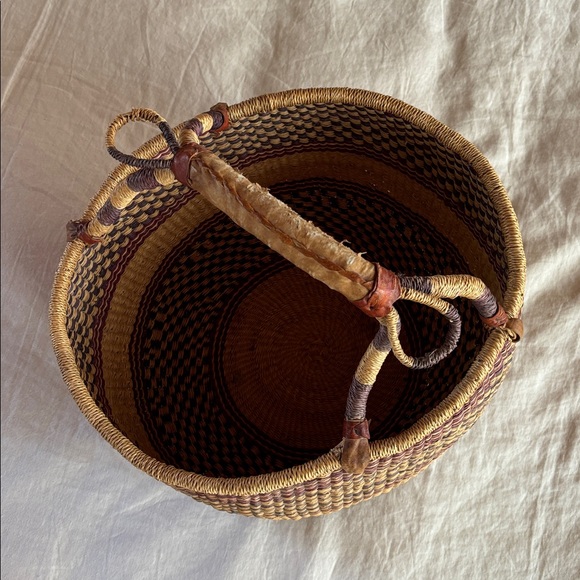 Large Vintage Market Basket - Picture 6 of 9